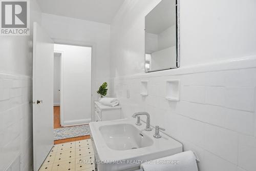 170 Dufferin Street, Hamilton, ON - Indoor Photo Showing Bathroom