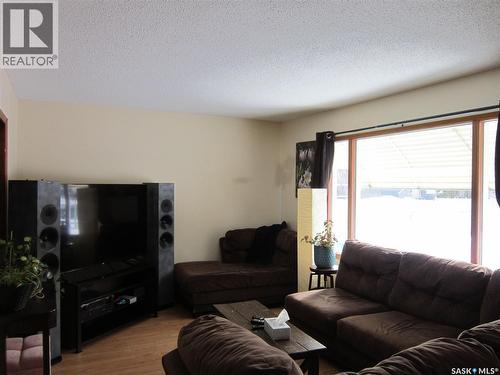 552 6Th Street E, Prince Albert, SK - Indoor Photo Showing Living Room