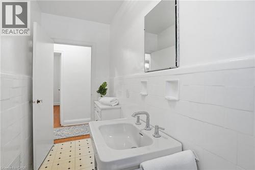 170 Dufferin Street, Hamilton, ON - Indoor Photo Showing Bathroom