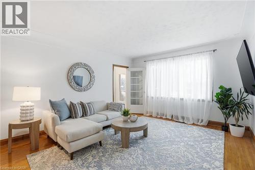 170 Dufferin Street, Hamilton, ON - Indoor Photo Showing Living Room