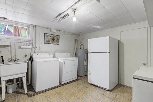 Salle de lavage - 682 Rue Alexander, Beloeil, QC - Indoor Photo Showing Laundry Room