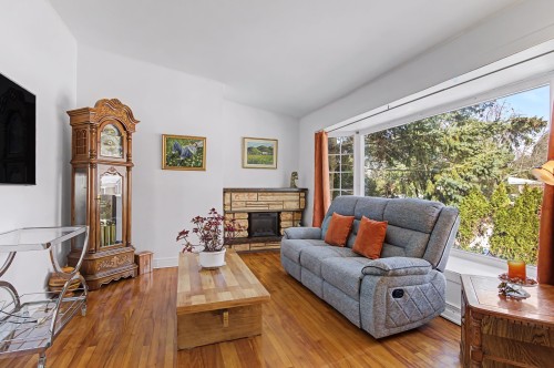 Salon - 682 Rue Alexander, Beloeil, QC - Indoor Photo Showing Living Room With Fireplace