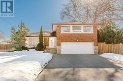 27 HERNSHAW CRESCENT  Toronto, ON M9C 3M3