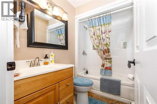 37 Regatta Way, Sylvan Lake, AB - Indoor Photo Showing Bathroom