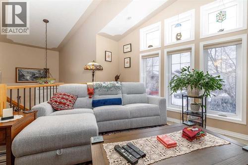 37 Regatta Way, Sylvan Lake, AB - Indoor Photo Showing Living Room