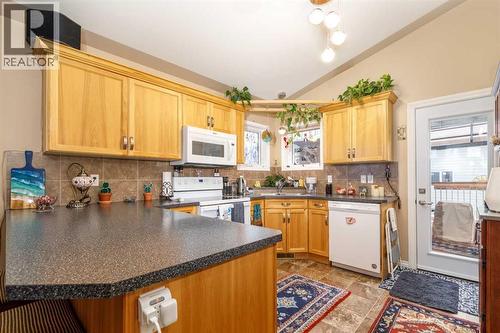 37 Regatta Way, Sylvan Lake, AB - Indoor Photo Showing Kitchen