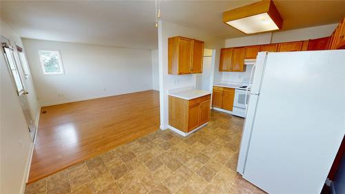 4-2504 12Th Street, Cranbrook, BC - Indoor Photo Showing Kitchen