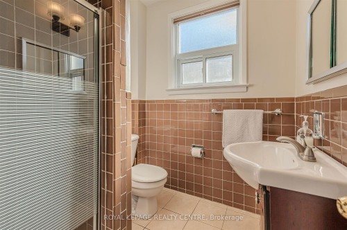 27 Hernshaw Crescent, Toronto, ON - Indoor Photo Showing Bathroom