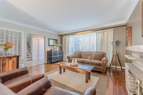 27 Hernshaw Crescent, Toronto, ON - Indoor Photo Showing Living Room