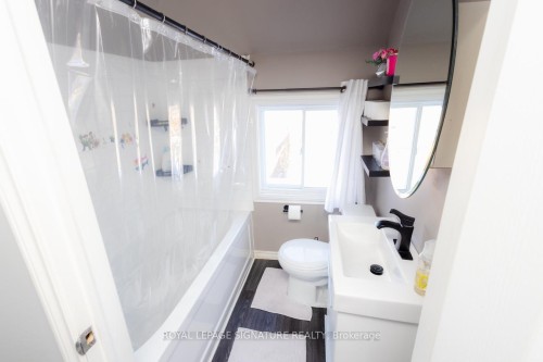 317 Britannia Avenue, Hamilton, ON - Indoor Photo Showing Bathroom