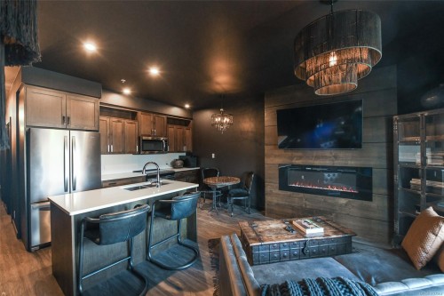 302-91 Chapel St, Nanaimo, BC - Indoor Photo Showing Other Room With Fireplace