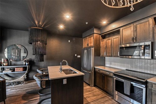 302-91 Chapel St, Nanaimo, BC - Indoor Photo Showing Kitchen With Double Sink