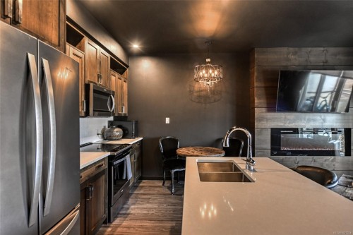 302-91 Chapel St, Nanaimo, BC - Indoor Photo Showing Kitchen With Double Sink