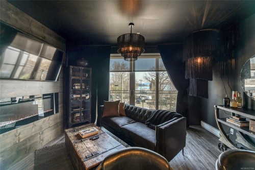 302-91 Chapel St, Nanaimo, BC - Indoor Photo Showing Living Room With Fireplace