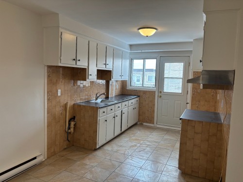Cuisine - 8920 14E Avenue, Montréal (Villeray/Saint-Michel/Parc-Extension), QC - Indoor Photo Showing Kitchen With Double Sink