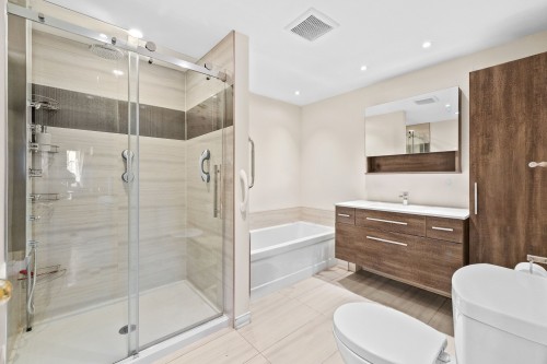 Master Bathroom - 305-127 Boul. St-Elzear E., Laval (Vimont), QC - Indoor Photo Showing Bathroom
