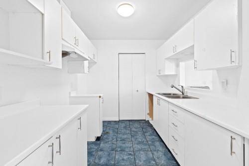 Cuisine - 302-127 Boul. St-Elzear E., Laval (Vimont), QC - Indoor Photo Showing Kitchen With Double Sink