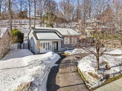 25 Rue de la Crique  Sainte-Thérèse, QC J7E 2P9