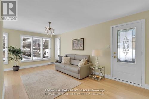 separate  entrance - - 1712 Playfair Drive, Ottawa, ON - Indoor Photo Showing Living Room