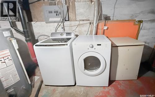 96 10Th Avenue Ne, Swift Current, SK - Indoor Photo Showing Laundry Room