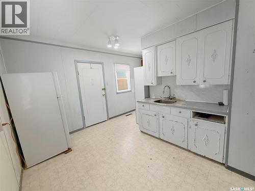 96 10Th Avenue Ne, Swift Current, SK - Indoor Photo Showing Kitchen