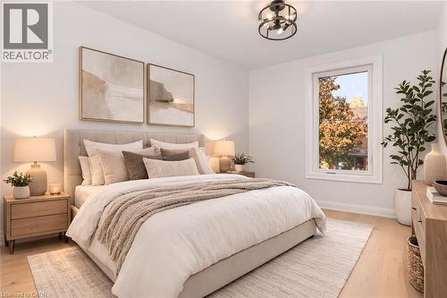 285 Charlton Avenue W, Hamilton, ON - Indoor Photo Showing Bedroom