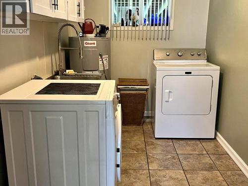 5170 Manson Ave, Powell River, BC - Indoor Photo Showing Laundry Room