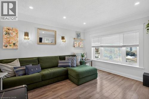 53 East 21St Street, Hamilton, ON - Indoor Photo Showing Living Room