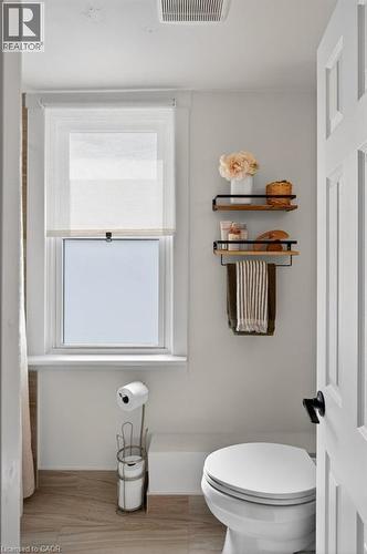 53 East 21St Street, Hamilton, ON - Indoor Photo Showing Bathroom