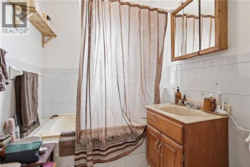 Unit #2 - 68 Gage Avenue S, Hamilton, ON - Indoor Photo Showing Bathroom