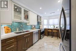 D - 921 ADELAIDE STREET W  Toronto, ON M6J 3T2