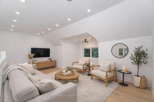 285 Charlton Avenue W, Hamilton, ON - Indoor Photo Showing Living Room