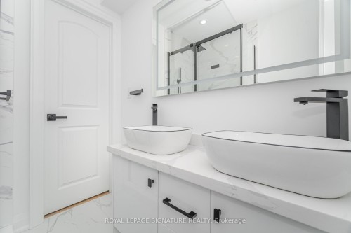 285 Charlton Avenue W, Hamilton, ON - Indoor Photo Showing Bathroom