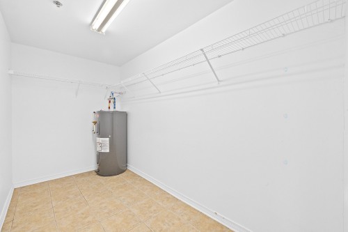 Penderie (Walk-in) - 111-33 Boul. St-Elzear E., Laval (Vimont), QC - Indoor