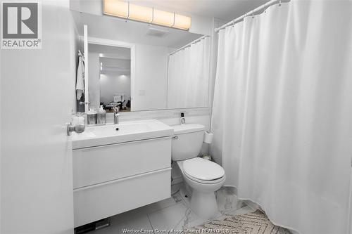 150 Park Unit# 1807, Windsor, ON - Indoor Photo Showing Bathroom