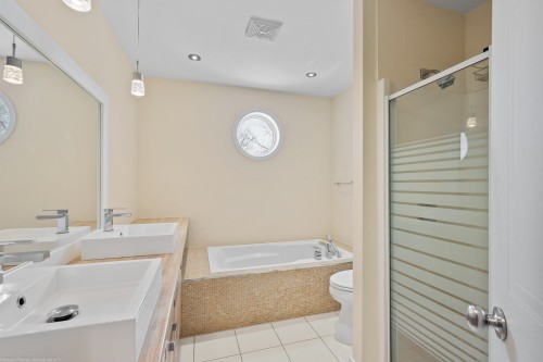 Salle de bains - 3182 Boul. St-Martin E., Laval (Duvernay), QC - Indoor Photo Showing Bathroom