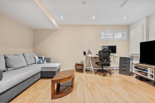 Salle familiale - 3182 Boul. St-Martin E., Laval (Duvernay), QC - Indoor