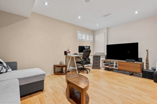 Salle familiale - 3182 Boul. St-Martin E., Laval (Duvernay), QC - Indoor