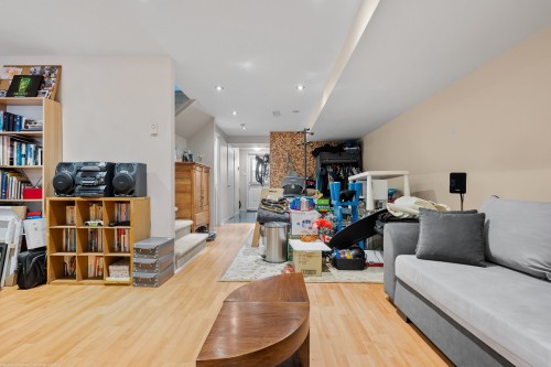 Salle familiale - 3182 Boul. St-Martin E., Laval (Duvernay), QC - Indoor