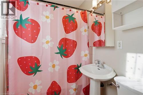 176 Adair Avenue N, Hamilton, ON - Indoor Photo Showing Bathroom