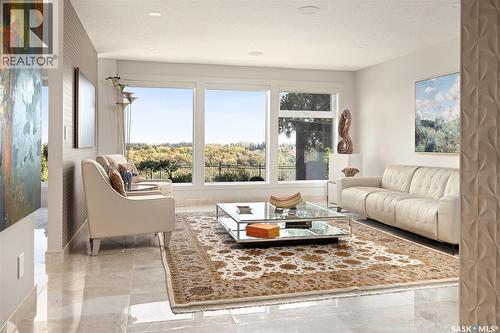 323 Mallin Crescent, Saskatoon, SK - Indoor Photo Showing Living Room