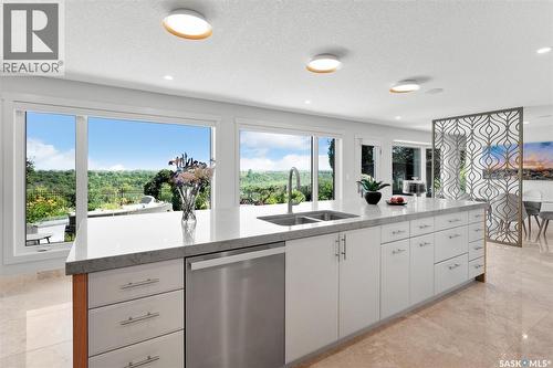 323 Mallin Crescent, Saskatoon, SK - Indoor Photo Showing Kitchen With Double Sink