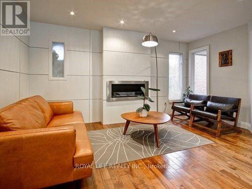 1070 Lindsay Drive, Oakville, ON - Indoor Photo Showing Living Room