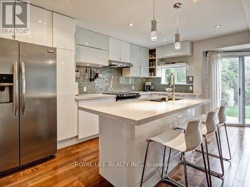 1070 Lindsay Drive, Oakville, ON - Indoor Photo Showing Kitchen With Upgraded Kitchen