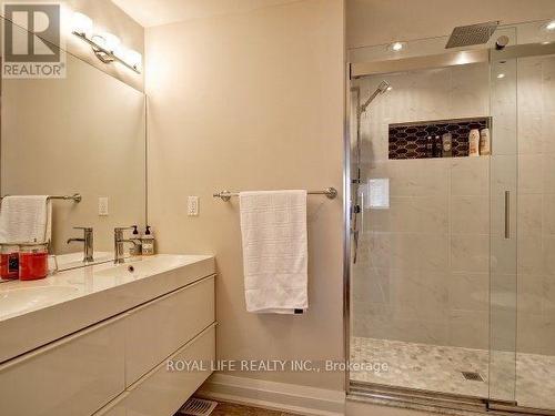 1070 Lindsay Drive, Oakville, ON - Indoor Photo Showing Bathroom