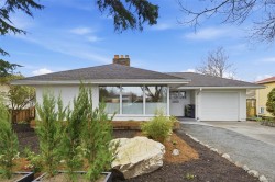 2450 Cadboro Bay Rd  Oak Bay, BC V8R 5H6