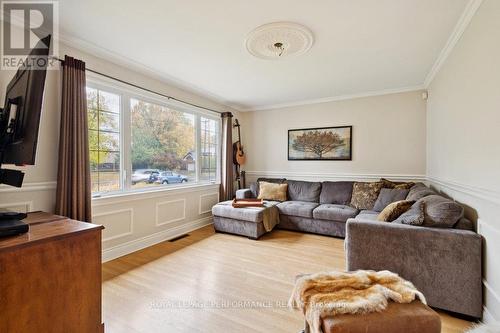 1834 Russell Road, Ottawa, ON - Indoor Photo Showing Living Room