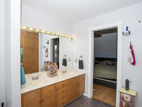 319 Vickers Street S, Thunder Bay, ON - Indoor Photo Showing Bathroom