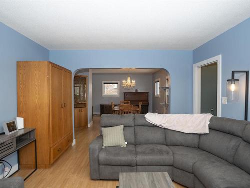 319 Vickers Street S, Thunder Bay, ON - Indoor Photo Showing Living Room