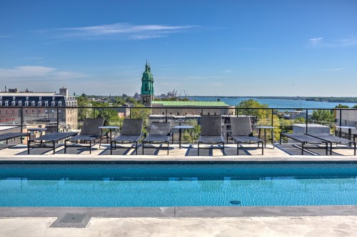 Piscine - 431-2180 Rue Ste-Catherine E., Montréal (Ville-Marie), QC - Outdoor With In Ground Pool With View